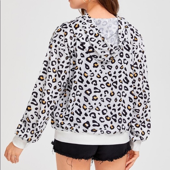 ✨Clearance✨ White leopard print hoodie - Picture 4 of 4
